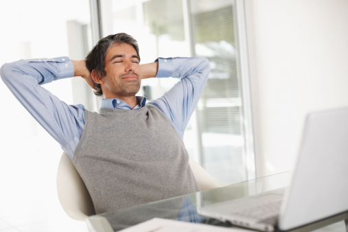 rentoutunut_mies_toimistossa